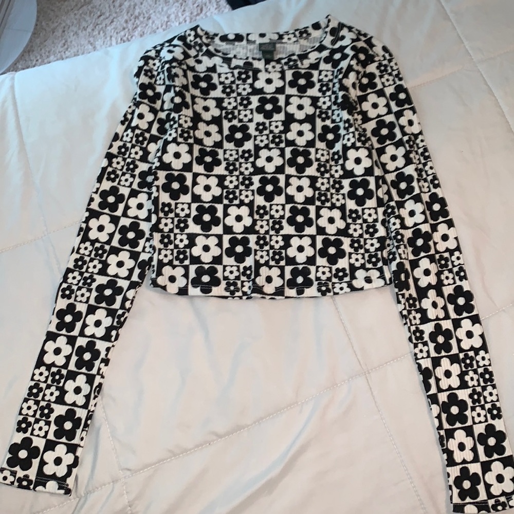 Ribbed long sleeve black and white flower shirt